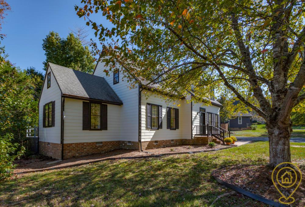 Selling Charming Colonial in Birdfield